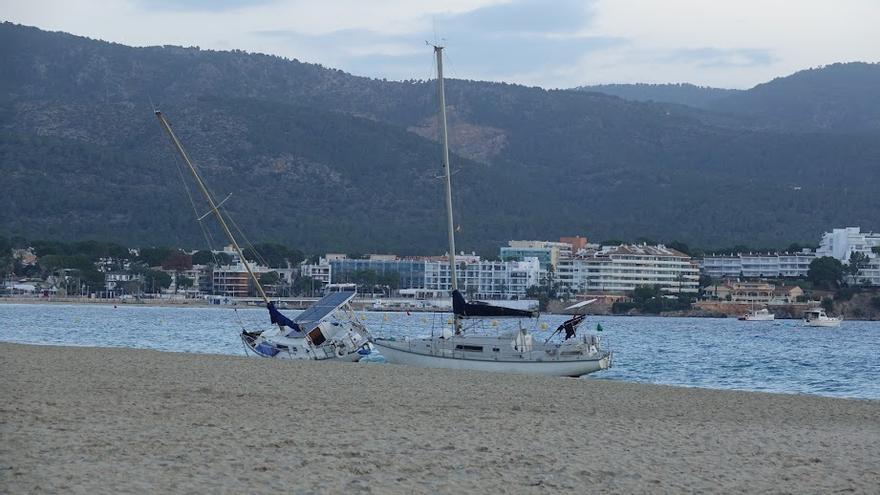 Las imágenes de los barcos varados en Son Maties