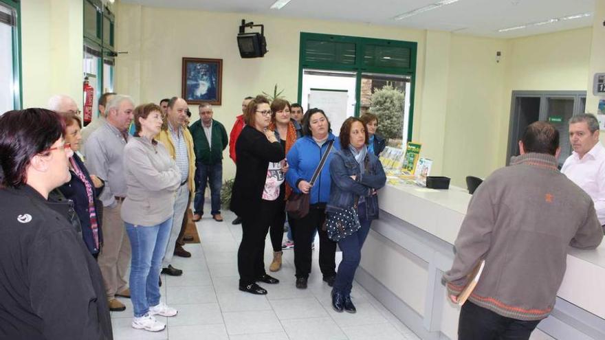 Los vecinos, ayer, entregando las firmas en la sucursal de El Llano.