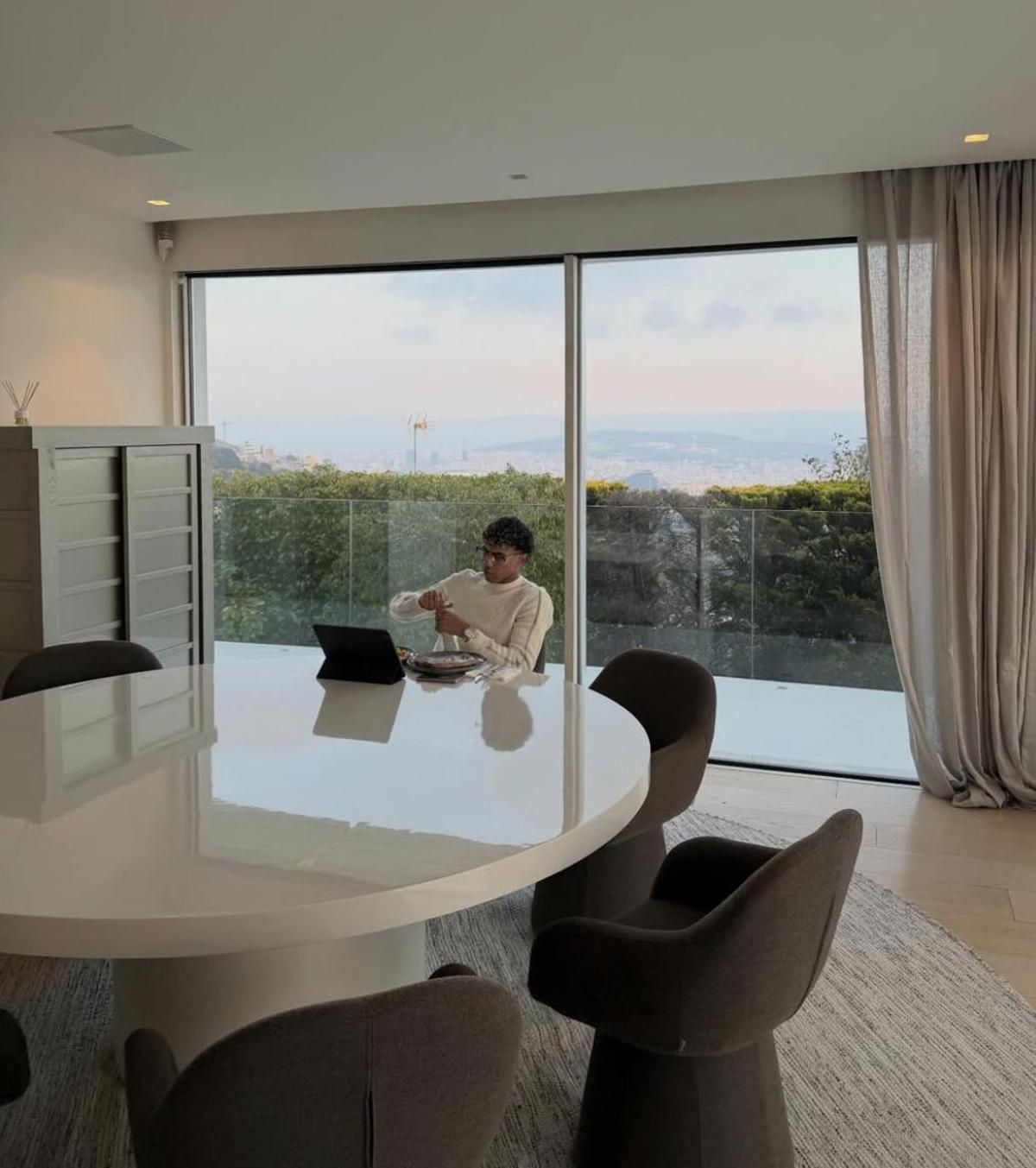 La casa de Lamine Yamal cuenta con grandes ventanales para disfrutar de las vistas de Barcelona