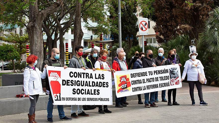 Los manifestantes con las pancartas que llevaron al parque de la Paz. | V.M.