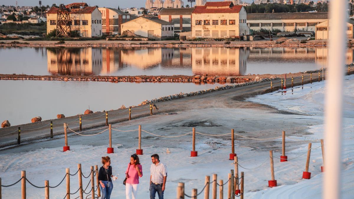 Actual zona de visitantes de la salinera en la laguna rosa de Torrevieja con las instalaciones de la química que el Ayuntamiento quiere rehabilitar entre otros usos como zona de baño restringida