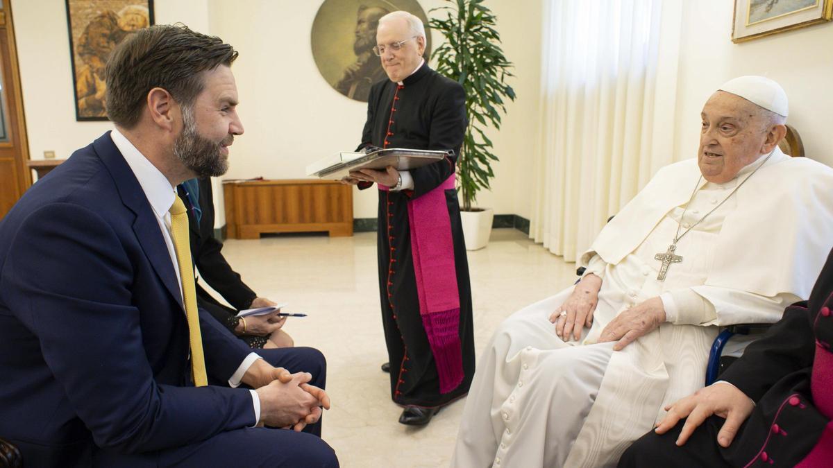 El vicepresidente de EEUU, J.D. Vance, y el Papa durante la visita que el primero realizó al Vaticano a finales de abril.