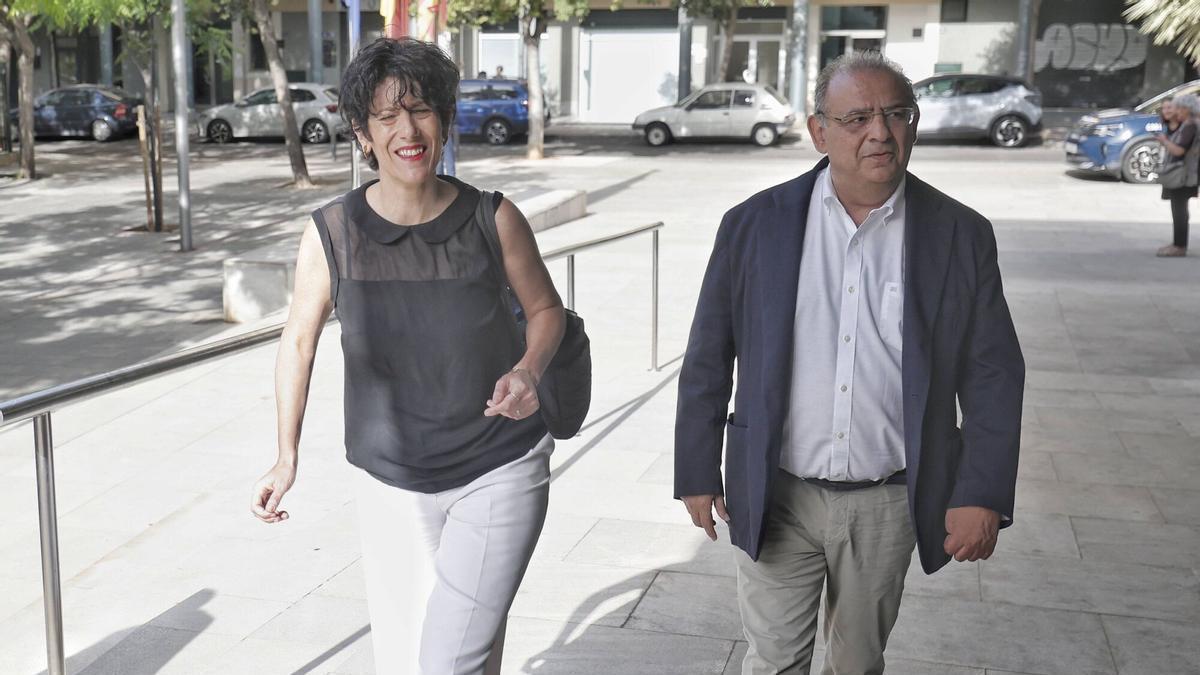 La ministra Elma Saiz, esta mañana en Palma junto al delegado del Gobierno, Alfonso Rodríguez.