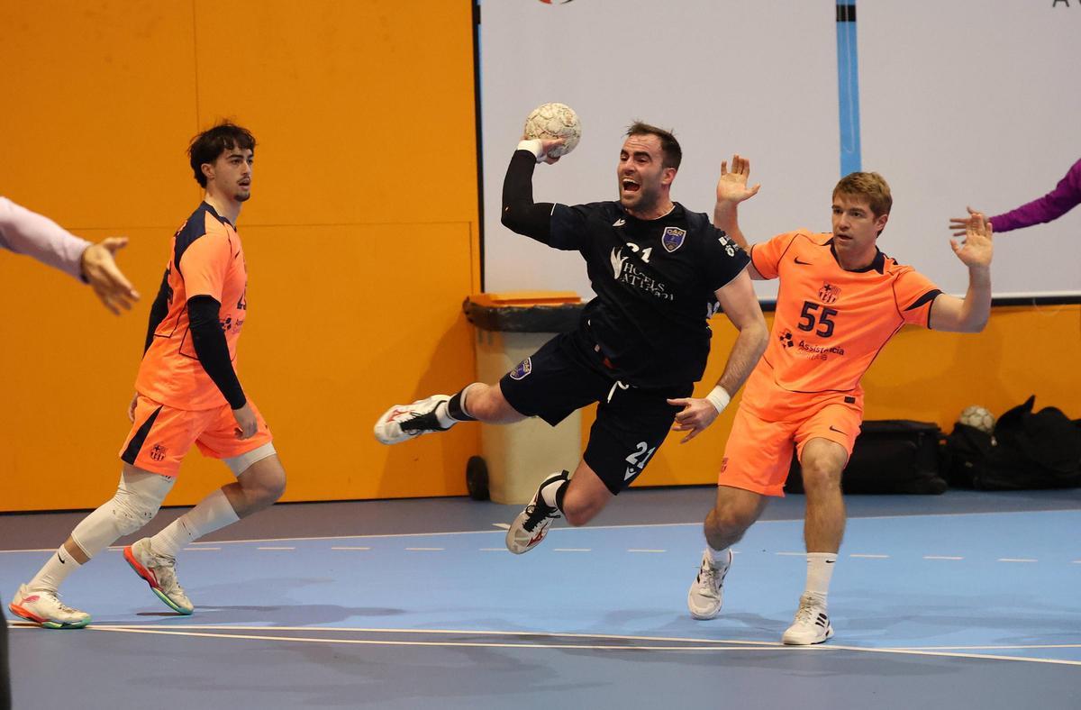 Javi Rodríguez intenta un lanzamiento en el OAR-Barça B.