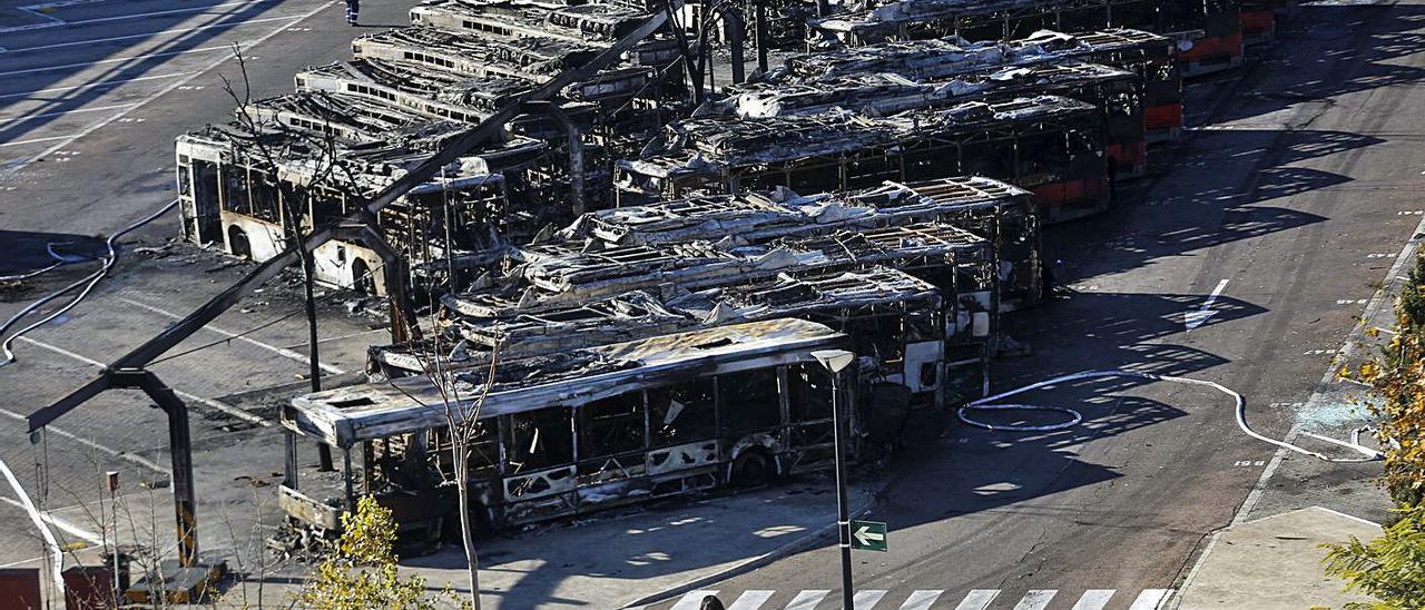 El fuego arrasó o una veintena de autobuses de la EMT. | EDUARDO RIPOLL