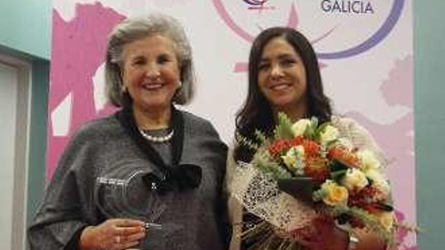 Pili Carrera, a la izquierda, con el premio. // Alba Villar