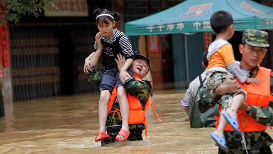 Casi 200 personas mueren en las inundaciones de China