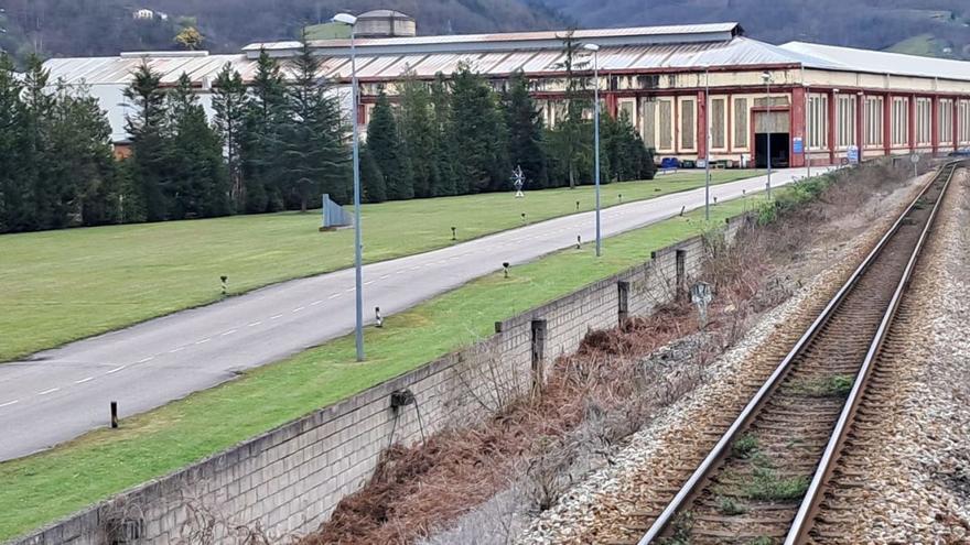 A la izquierda de la imagen, los terrenos que albergarán la parrilla ferroviaria de la estación intermodal, con la factoría de la antigua Perfrisa (futuro centro logístico) al fondo y el actual trazado de Renfe a la derecha. | D. MONTAÑÉS