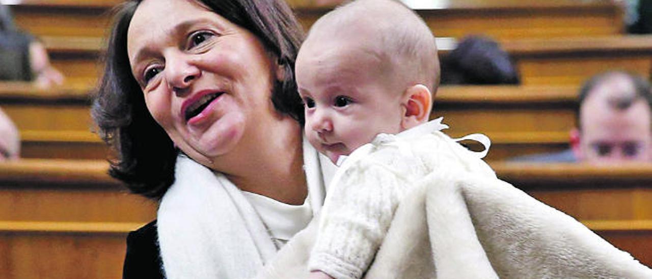 Carolina Bescansa con su hijo Diego en brazos, en el Congreso.