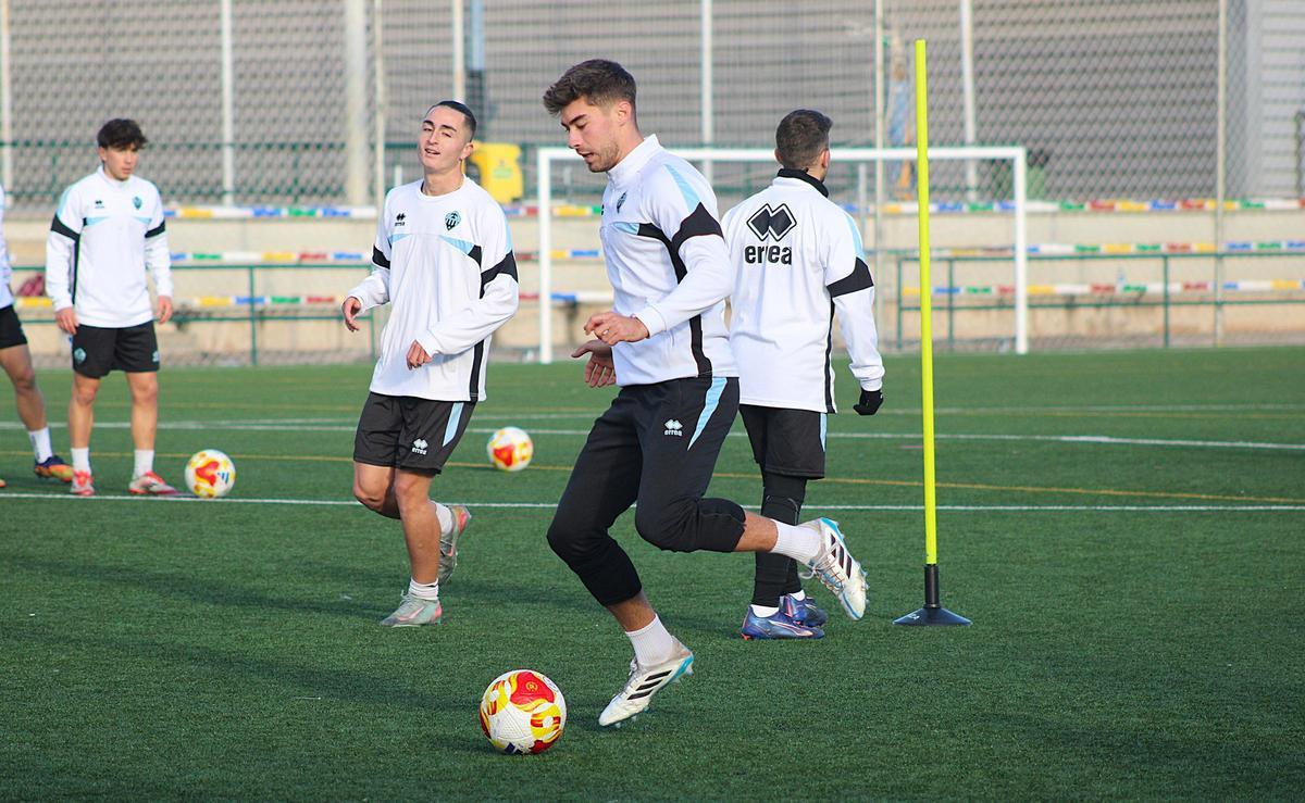 David Sellés el central valenciano será una de las novedades en el once del filial.