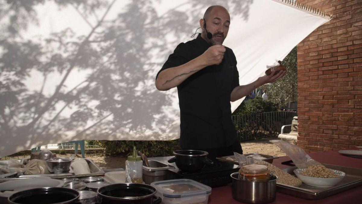 Jordi Llobet durant la seva demostració culinària | ALEX GUERRERO