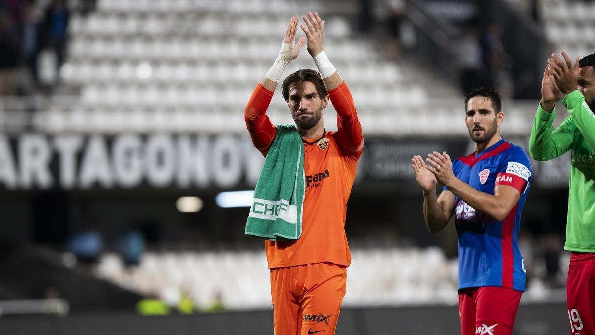 Miguel San Román saluda a la afición del Elche tras un partido.
