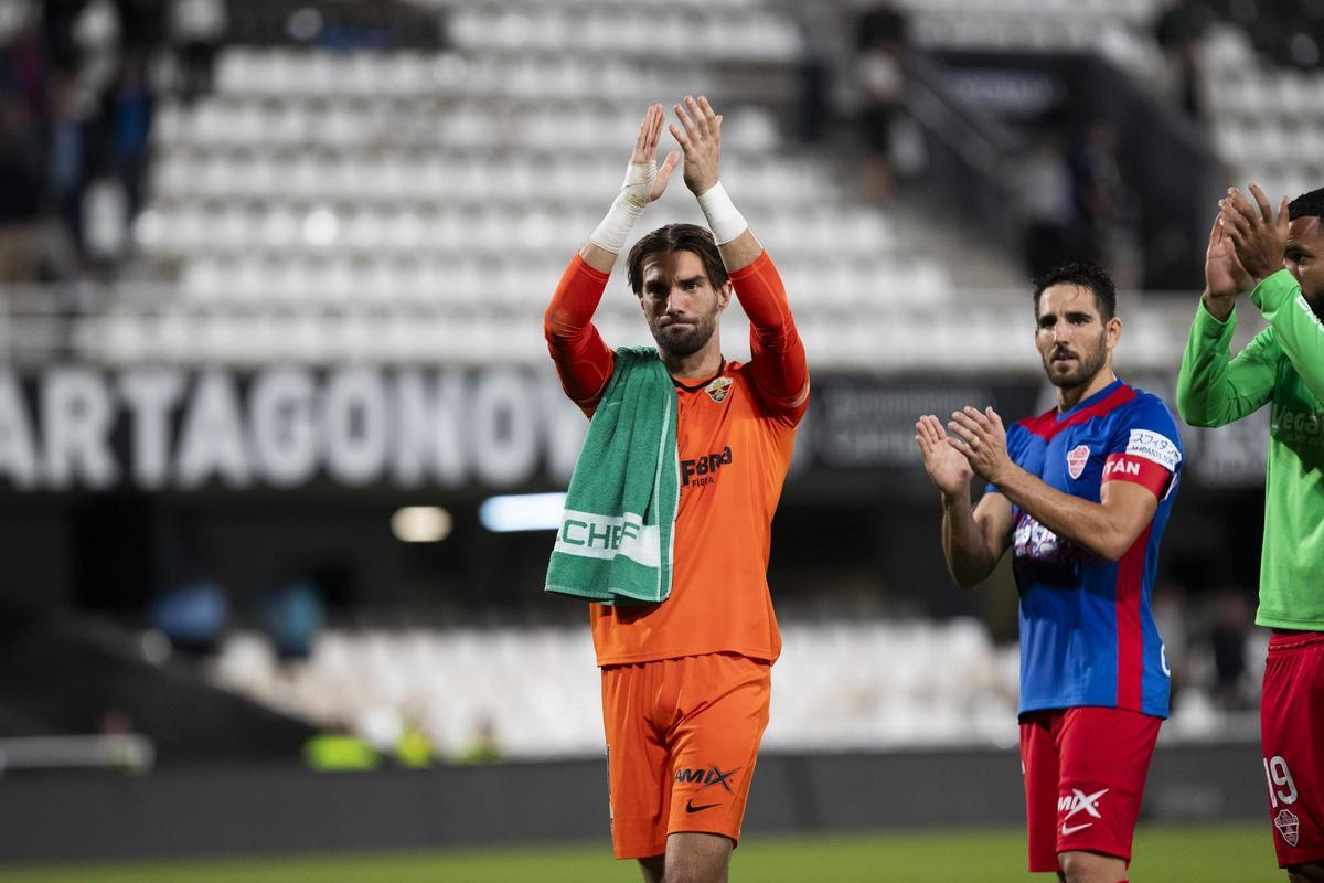 Miguel San Román saluda a la afición del Elche tras un partido.