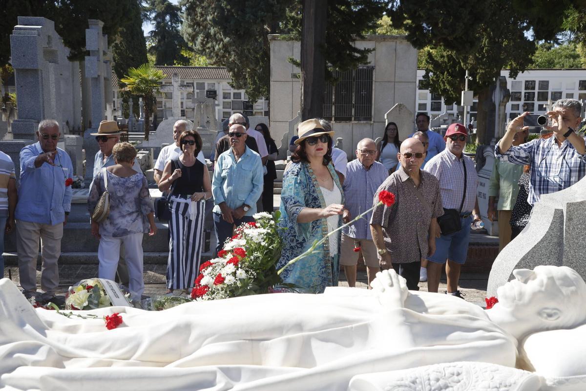 Ofrenda floral a Manolete en el aniversario de su muerte Ofrenda floral a Manolete en el aniversario de su muerte