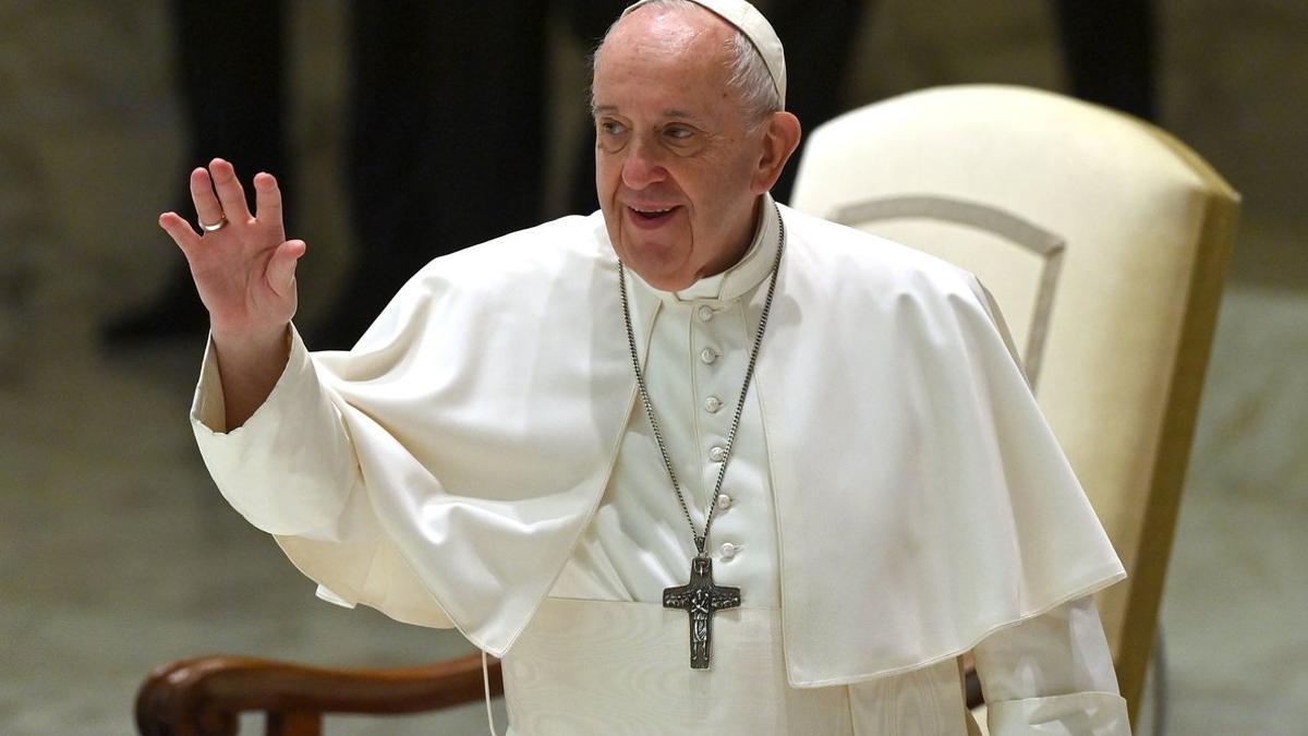 El papa Francisco saluda durante su audiencia general semanal en el Aula Pablo VI del Vaticano, el pasado 14 de octubre.