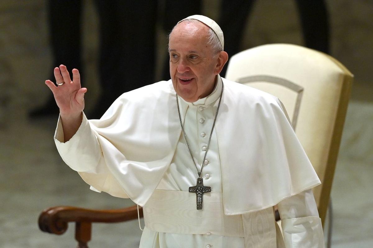 El papa Francisco saluda durante su audiencia general semanal en el Aula Pablo VI del Vaticano, el pasado 14 de octubre. 