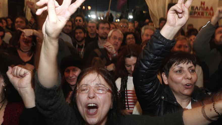 Una seguidora de Syriza festeja el triunfo.