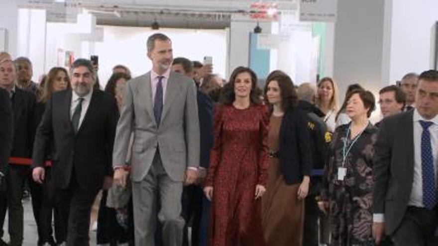 La Reina Letizia inaugura ARCO con un vestido de rebajas de una de sus marcas favoritas