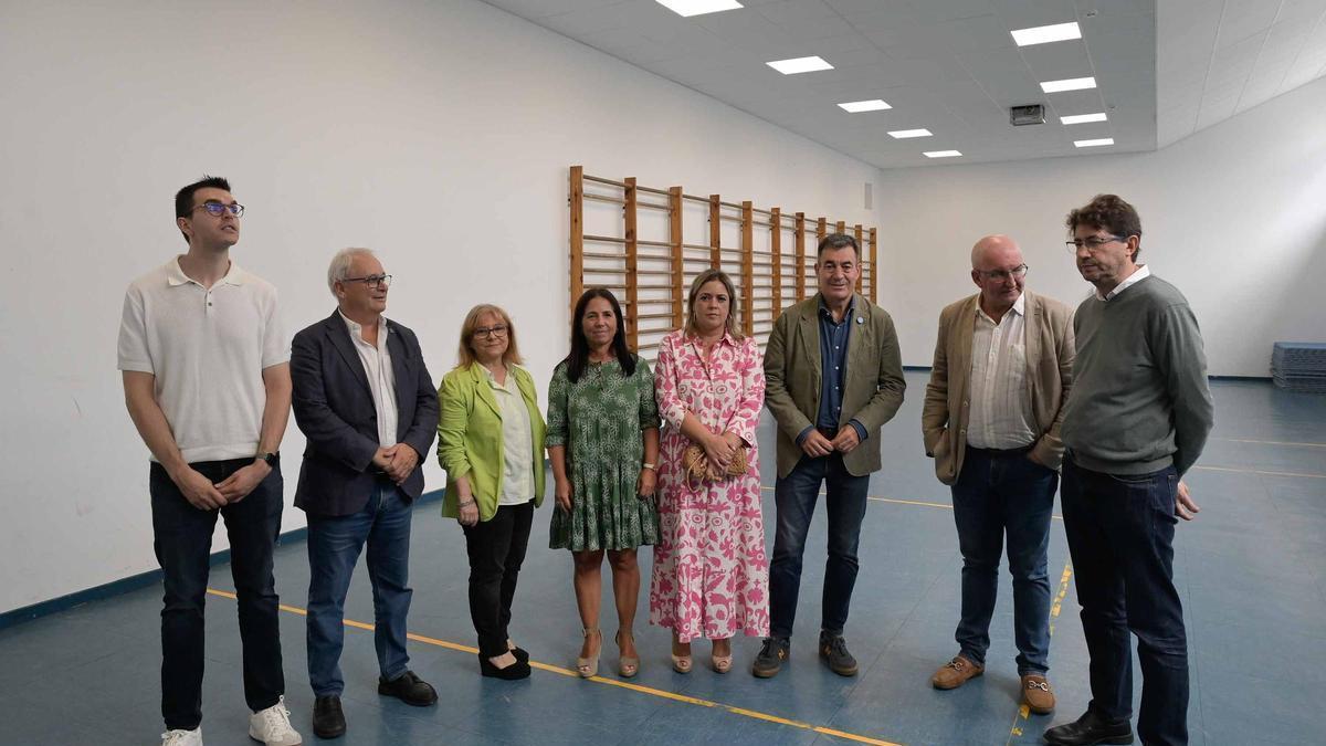 El conselleiro, tercero por la izq., con la el alcalde (izq.) y miembros de la Corporación y el centro durante la visita.