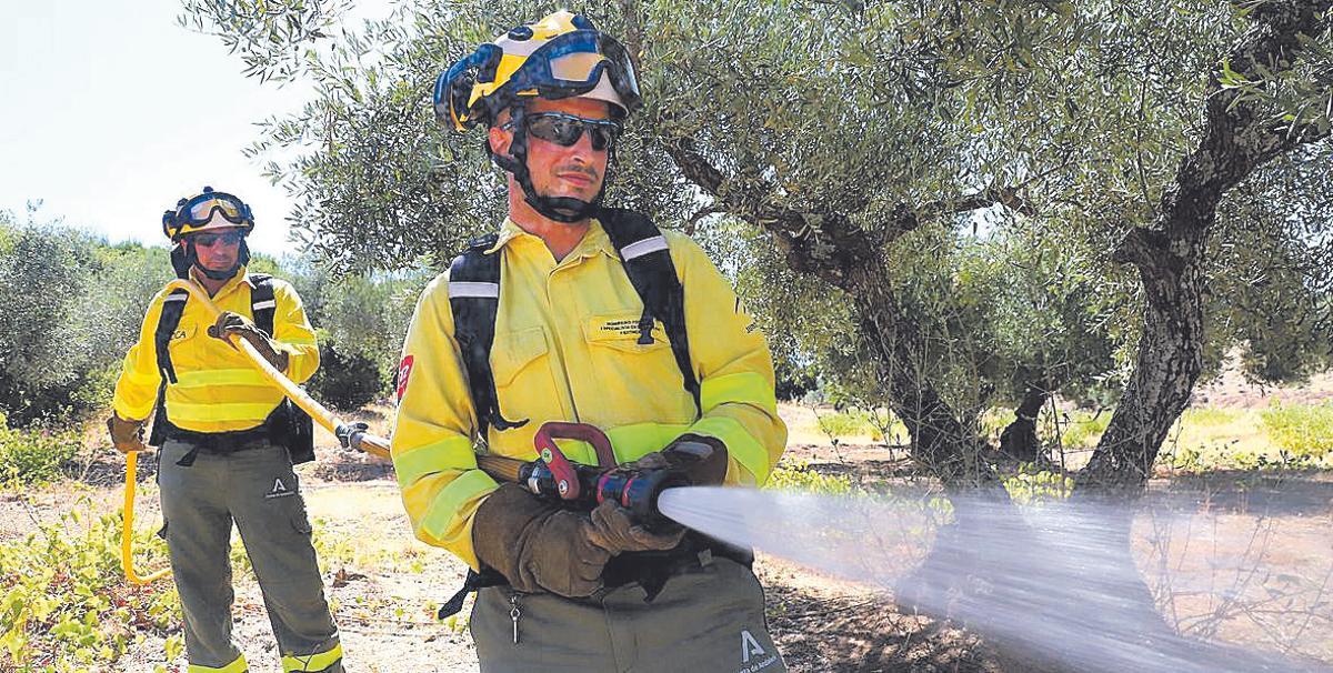 Dos bomberos entrenan para una extinción en el Cedefo de Villaviciosa.