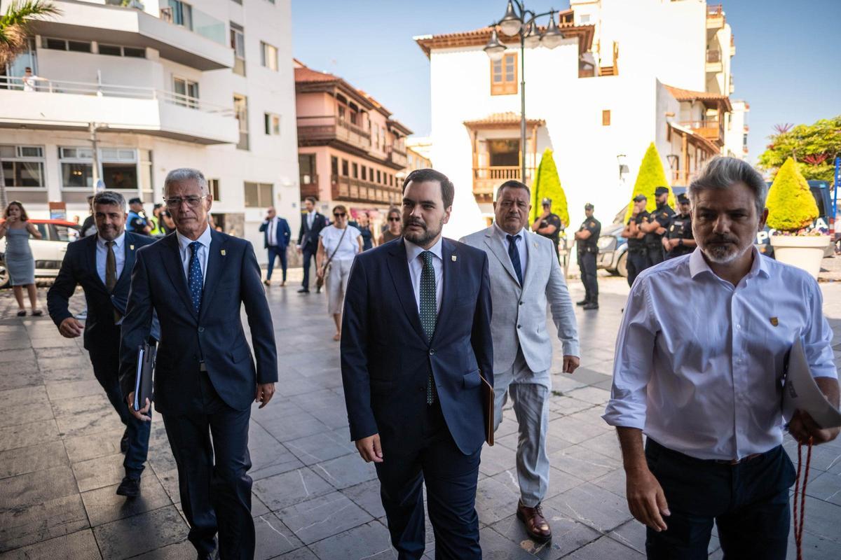 David Hernández (primero por la derecha), junto al alcalde y otros ediles del gobierno local de Puerto de la Cruz