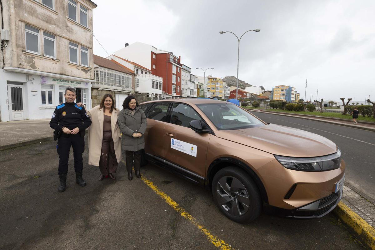 Do Campo, dereita, coa tenente de alcalde, Sandra Vilela, e un axente, xunto ao vehículo adquirido.