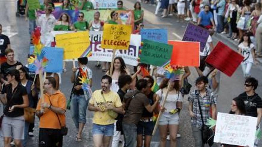 Manifestantes a pie el Día del Orgullo Gay.