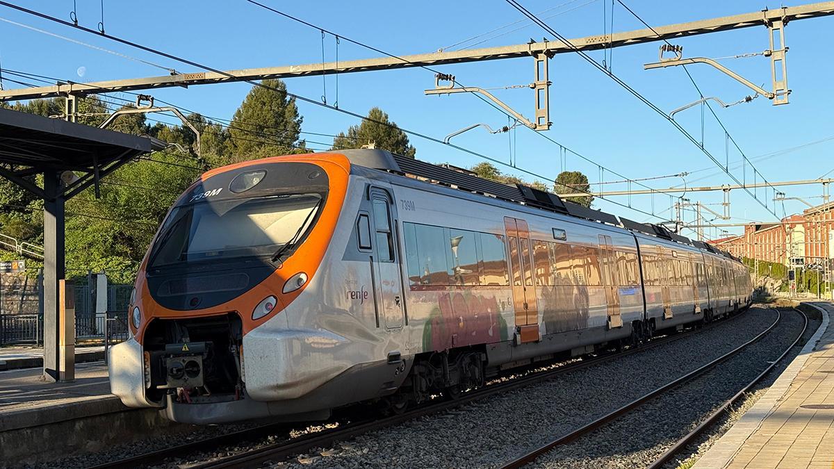 Un tren de la R4 pasando por Sant Sadurní d'Anoia