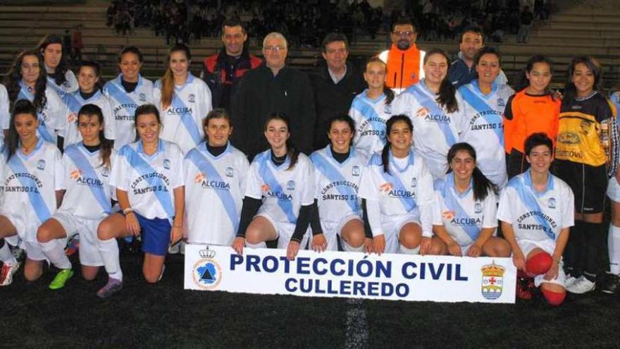 El concejal de Protección Civil, el presidente del Sporting Burgo y el nuevo equipo femenino. la opinión