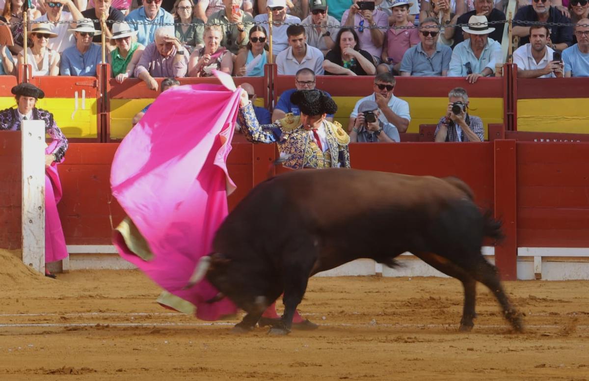 Remate con el capote a una mano de Morante de la Puebla.