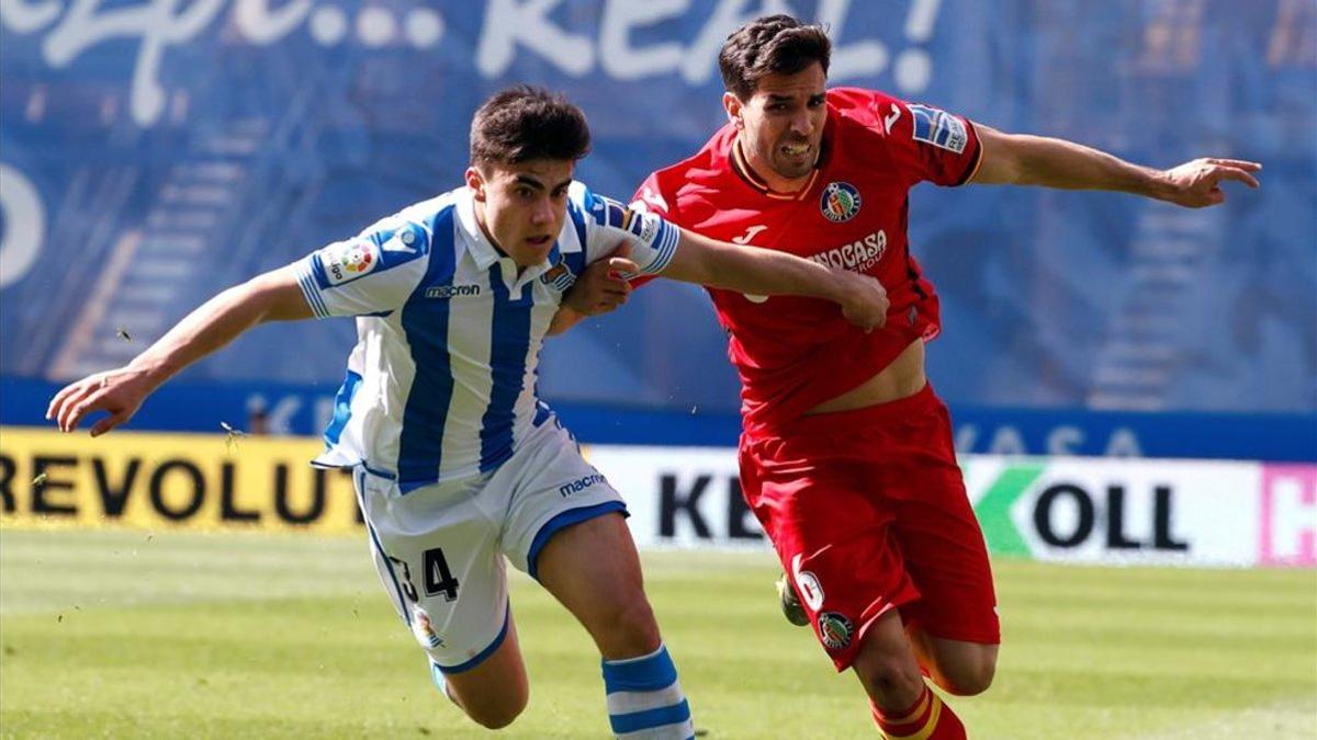 Barrenetxea se disputa el balón con Leandro Cabrera en Anoeta