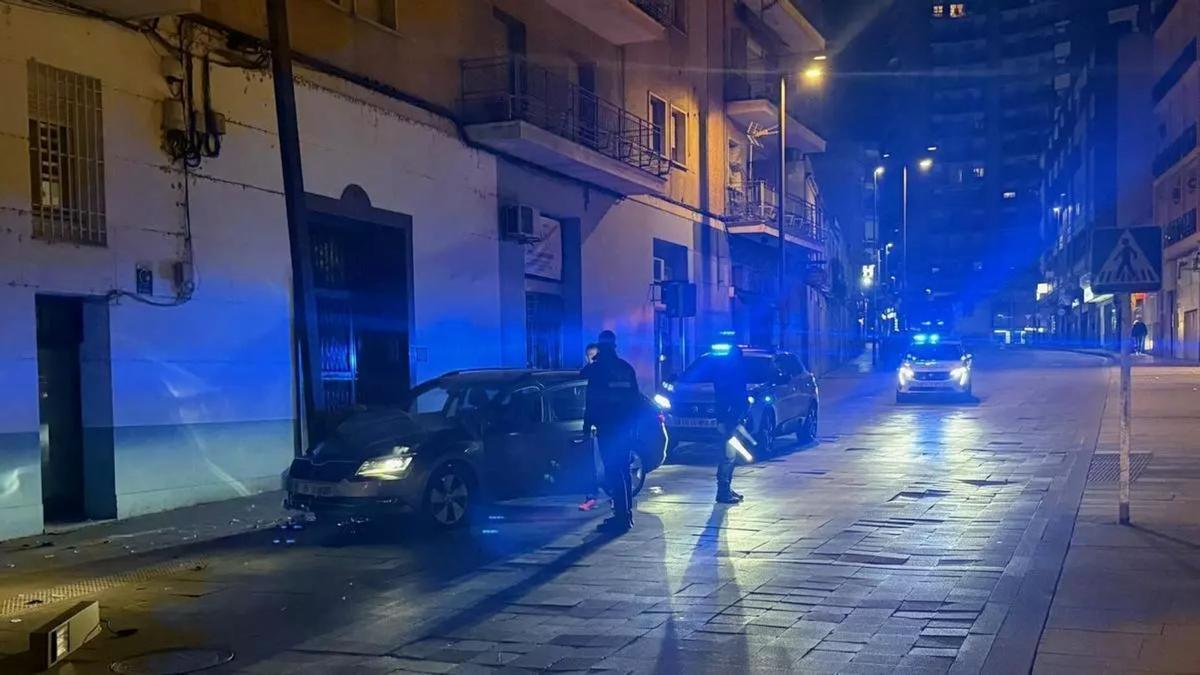Agentes de la Policía Local de Mérida durante una intervención nocturna de tráfico, en una imagen de archivo.