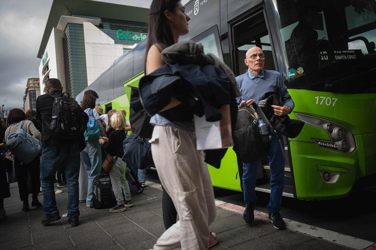 Una de las guaguas que prestan servicio en Santa Cruz.