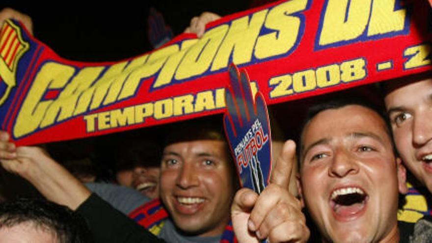 La afición del F.C. Barcelona celebra la consecución del Campeonato de Liga en Canaletas, Barcelona, después de que el Villarreal CF derrotara al Real Madrid por 3-2.