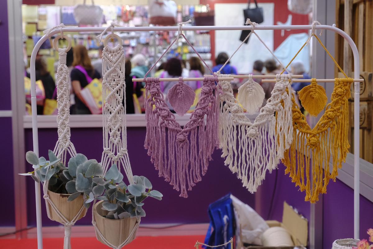 Creaciones de macramé en otra edición de la feria de artesanía y manualidades.