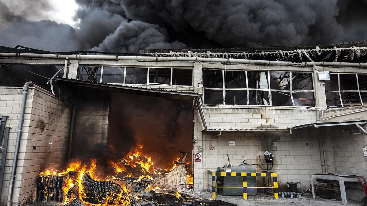 Impactantes imágenes del incendio de la fábrica de San Vicente del Raspeig