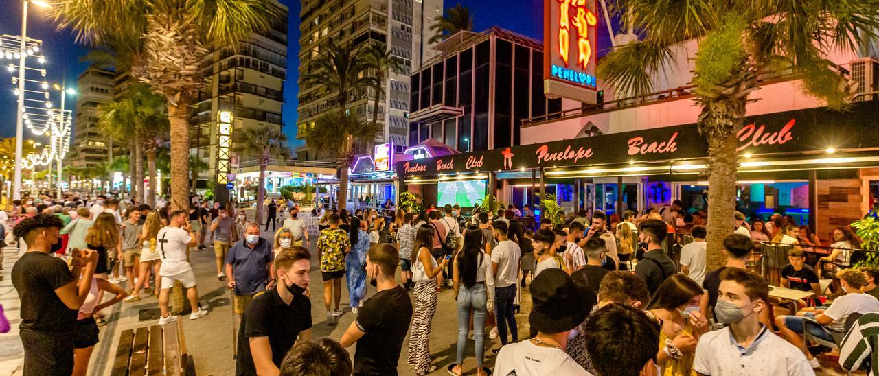 Ambiente de ocio nocturno a finales de junio en Benidorm