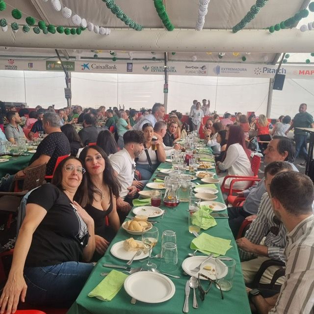 FOTOGALERÍA | Ambiente en las comidas en la caseta en homenaje al centenario de El Periódico Extremadura