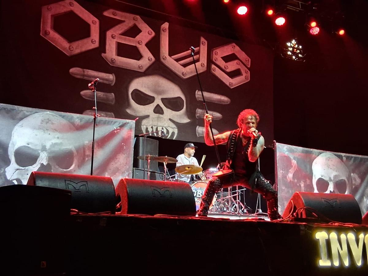 Fortu Sánchez, vocalista de Obús, lo dio todo sobre el escenario.