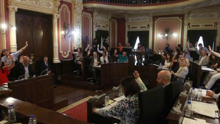 Una de las votaciones en el pleno de ayer en las que hubo unanimidad. // Jesús Regal