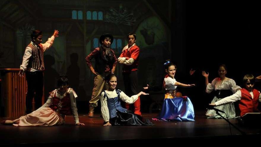 El grupo juvenil de la Escola de Artes Escénicas representó "A bela e a besta".