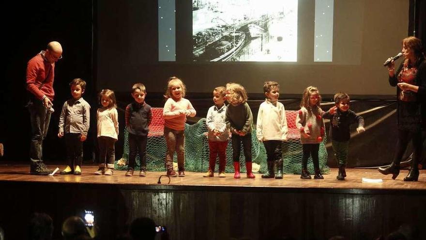 Una de las actuaciones, ayer, en la Folixa de Navidá celebrada en la Casa de Cultura.