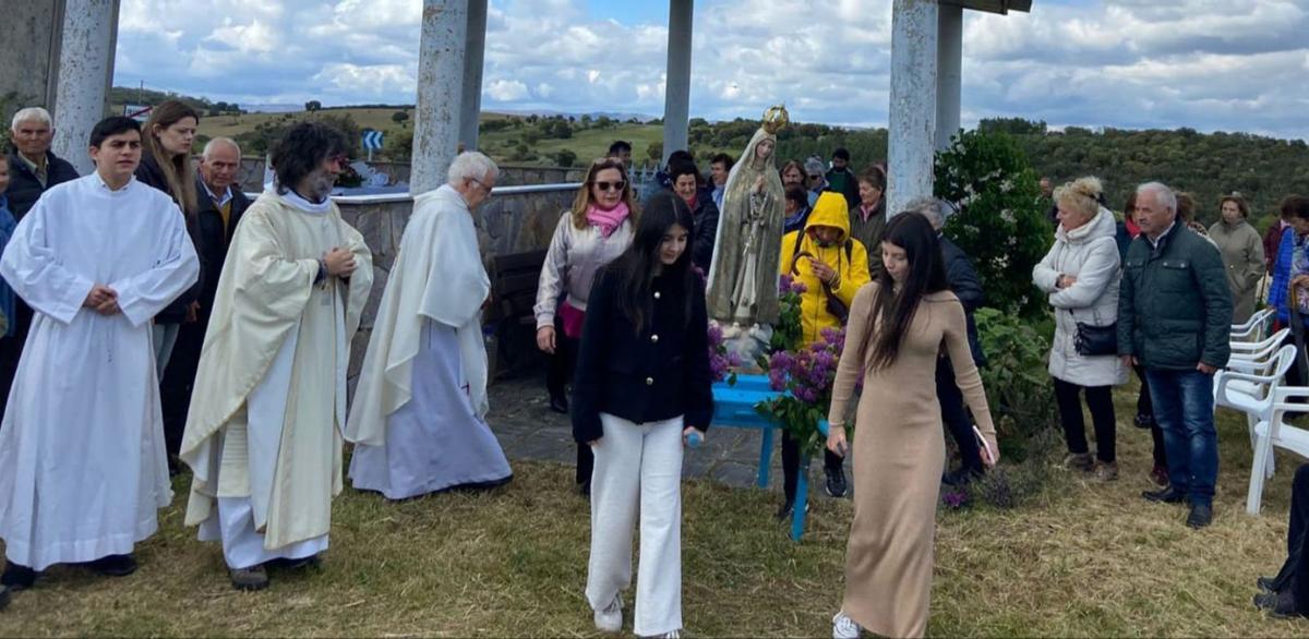 Arriba, Teo Nieto ofició la misa en sustitución del cura original de Fradellos José Alberto Sutil en la ermita de «La Era». También sobre estas líneas, imagen de la procesión con la Virgen de Fátima que se vio arropada por vecinos y feligreses. A la derecha, la imagen reposa en el templo. | CHANY SEBASTIÁN