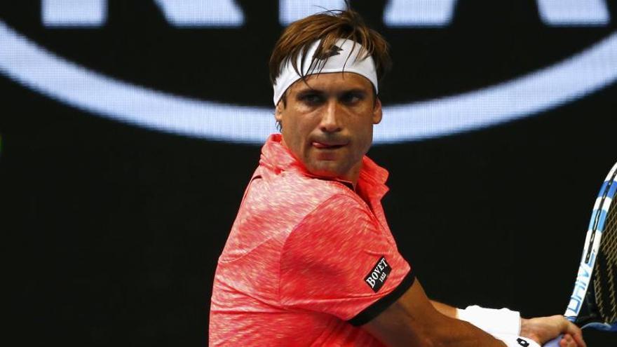 David Ferrer golpea la pelota durante el partido.