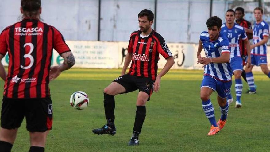 Óscar Méndez, en un partido anterior del CD Lalín. // Bernabé/Gutier