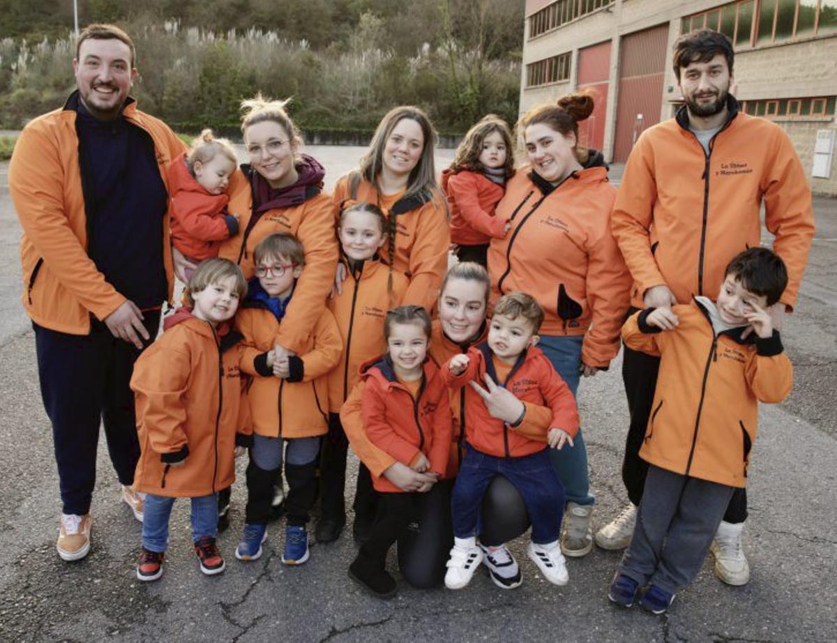 Por la izquierda, detrás, Joel González, Naia Vega, Mery Sánchez, Johanna Carrandi, Mia Díaz, Nata Martínez y Greco Díaz; delante, Luca Sánchez, Nel Vega, Sofía Pérez, Eva González, Saray Díaz, Nel González y Julián Díaz. | JUAN PLAZA