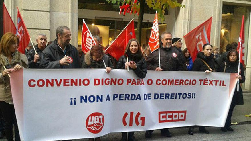 Protesta de trabajadores del textil en Ourense esta mañana.//