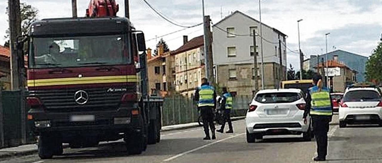 La Policía Local en uno de sus controles de ayer.