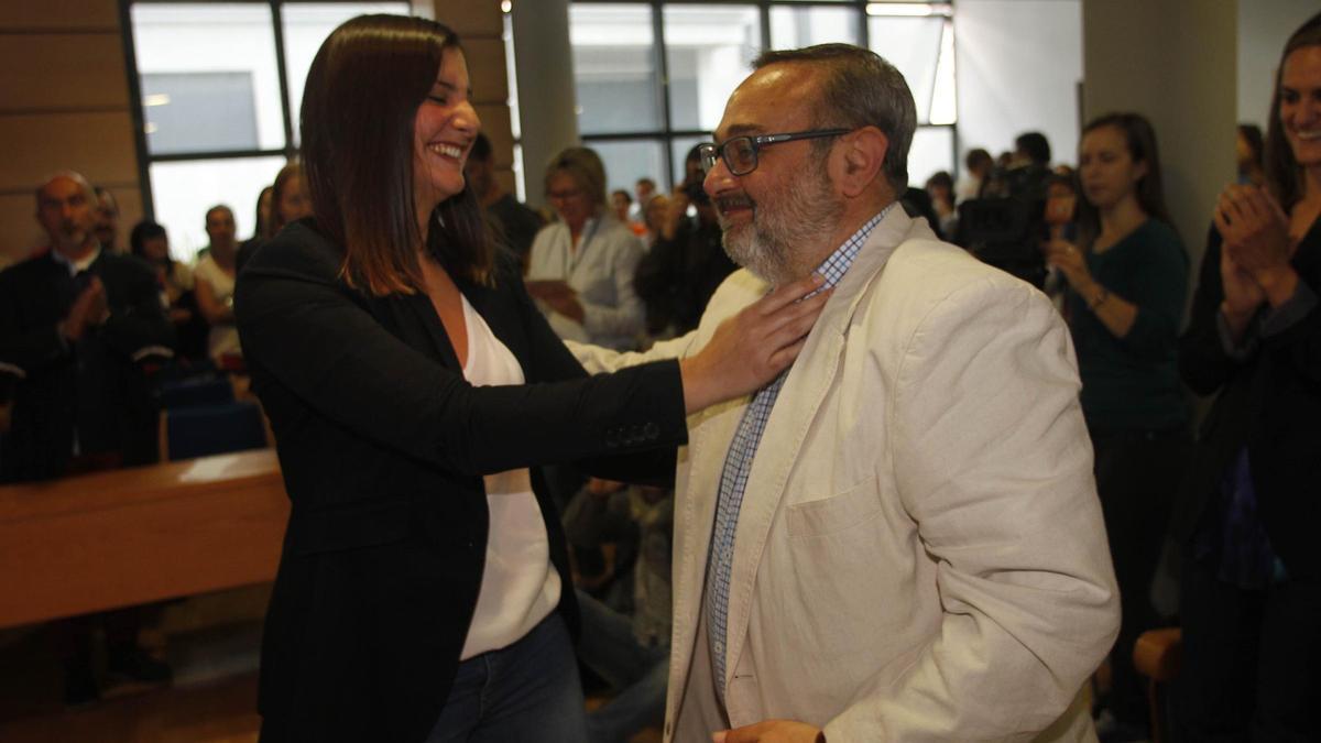 Millán felicitando a la actual alcaldesa, Leticia Santos./ G.N.