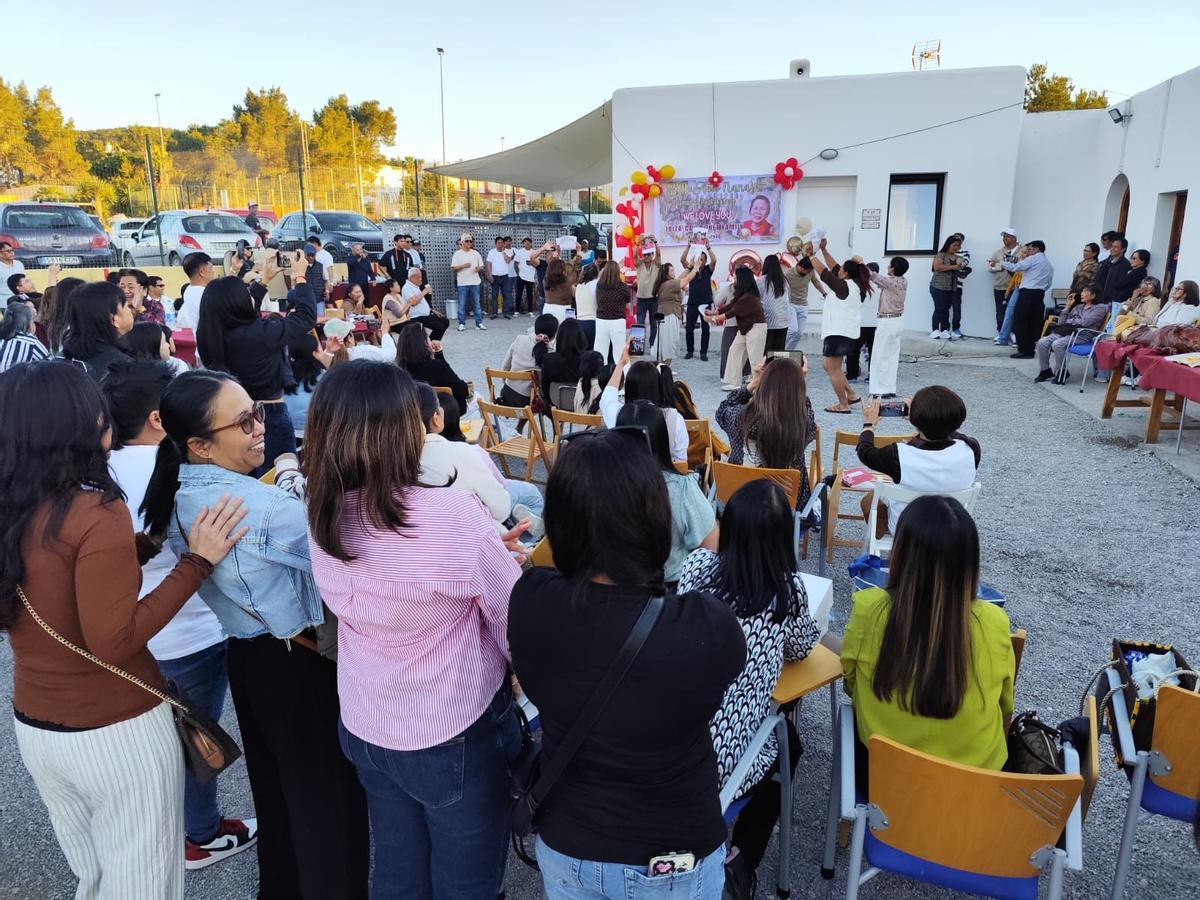Fiesta de cumpleaños de Consuelo, madre del párroco filipino Virgilio Bago, junto a la iglesia de Can Bonet.